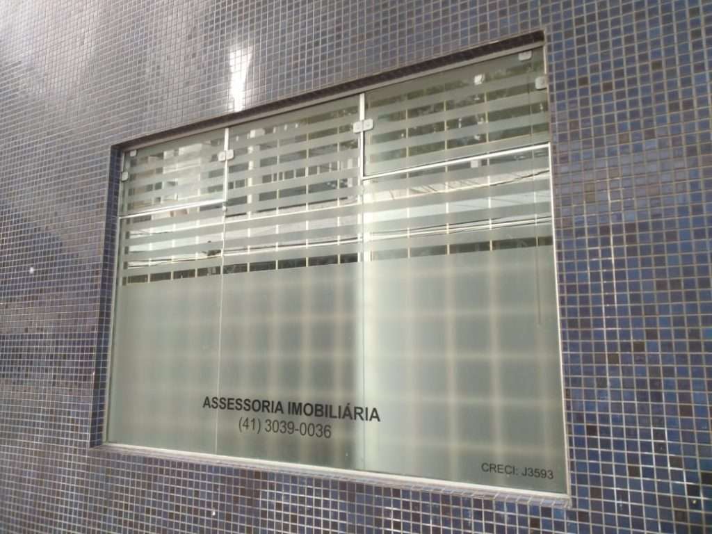 adesivos jateados – Assessoria Imobiliária em Curitiba – recorte personalizado em janelas