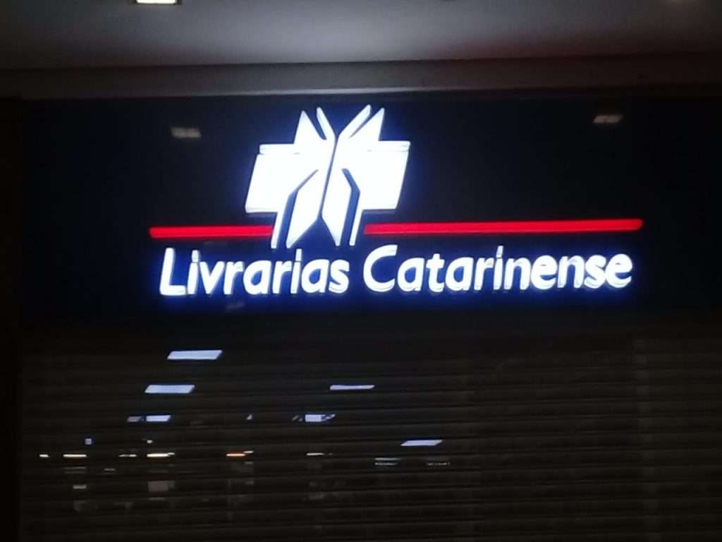 Livraria Catarinense - letreiro em letra caixa de acrílico luminosa