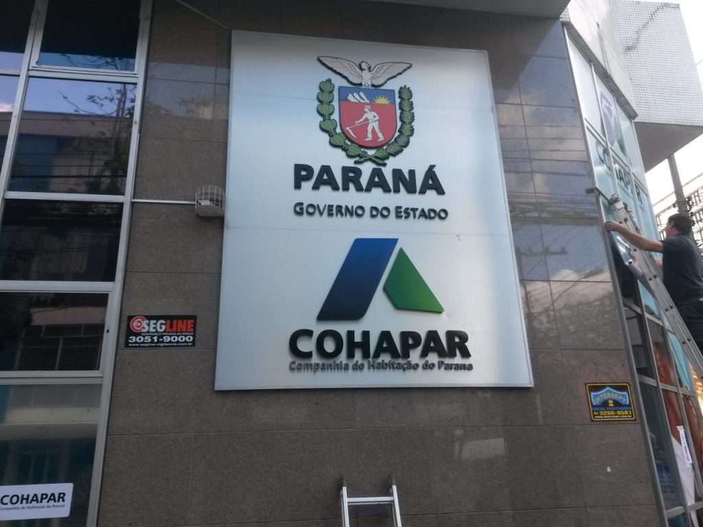 COHAPAR: Painel externo em aço com logos em letra caixa de PVC expandido pintado