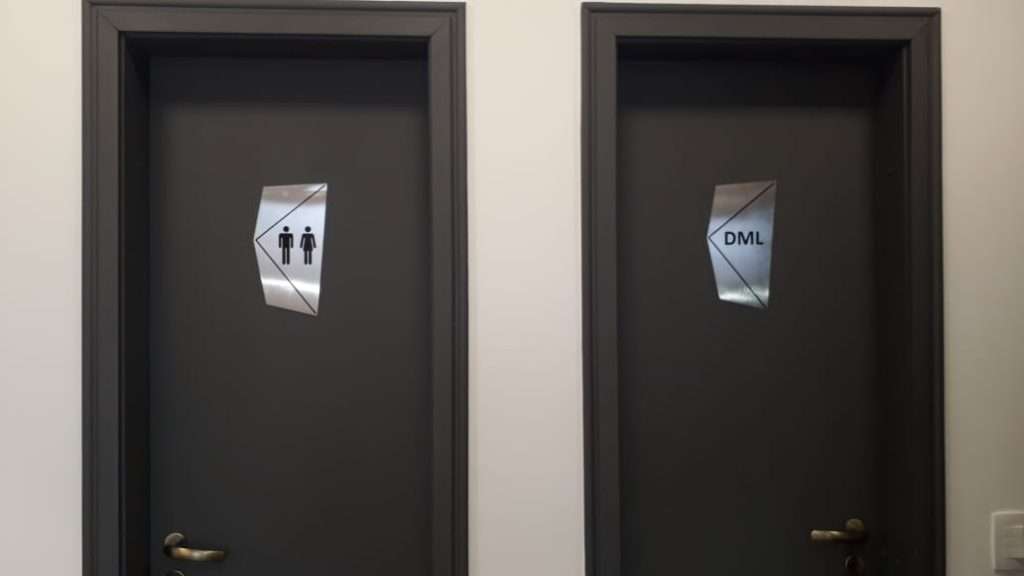 Marsh - Placas de Porta em Inox escovado e gravação em baixo relevo